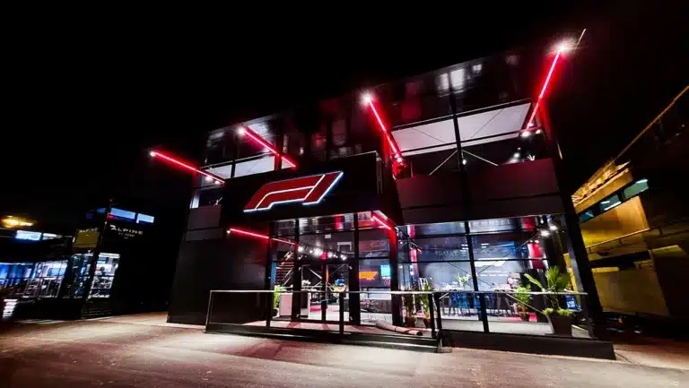 event branding gebäudefolierung werbetechnik Formel 1 nachtbeleuchtung