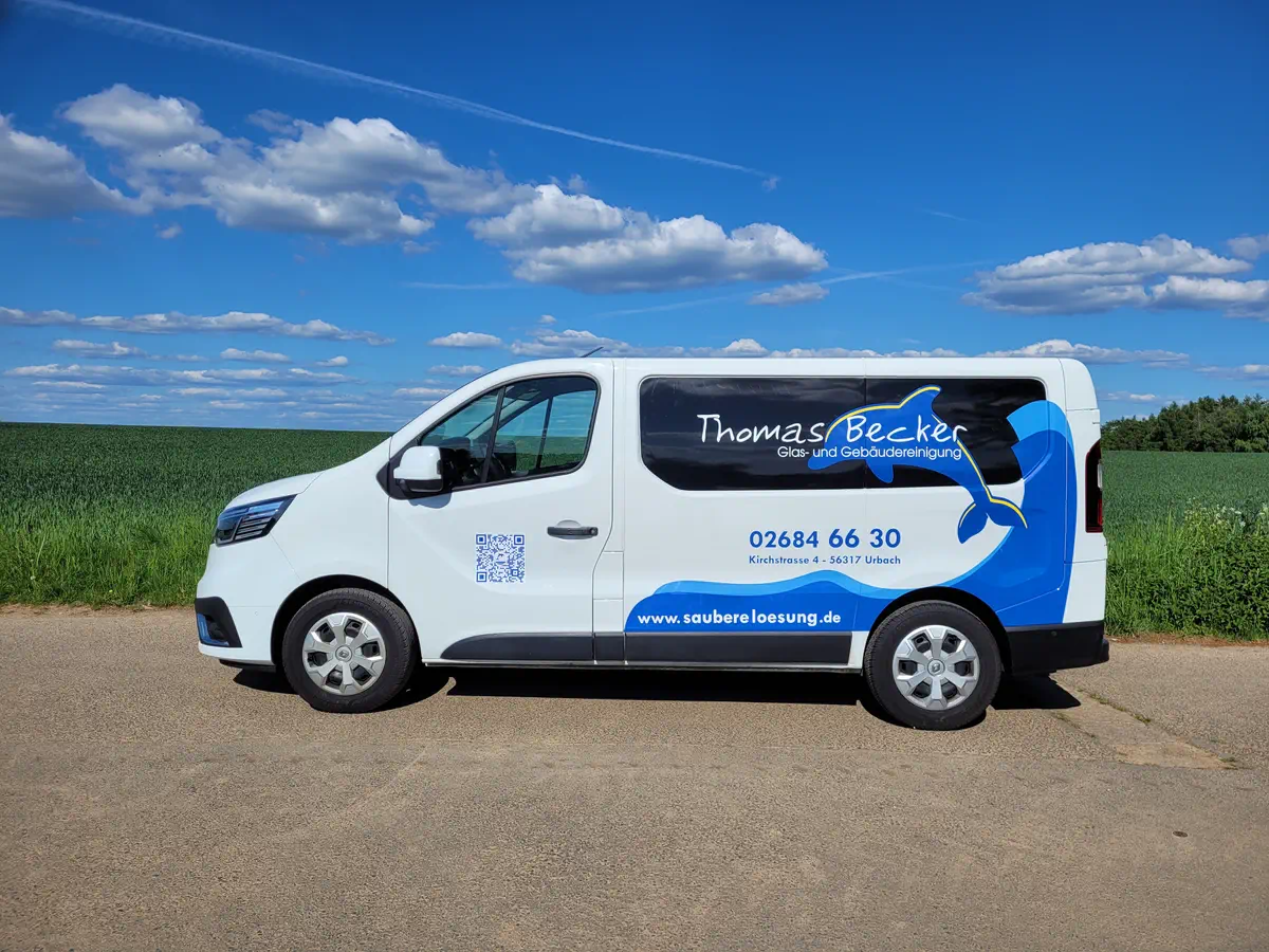 Fahrzeugbeschriftung: Weißer Transporter mit blauer Folierung für Glas- und Gebäudereinigung Thomas Becker in Urbach.