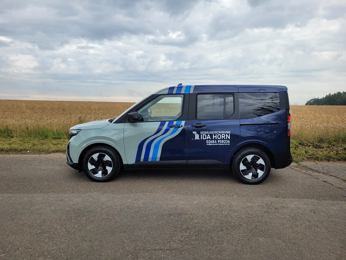 Fahrzeugbeschriftung mit blauen Farbakzenten und Firmenlogo "Ida Horn" auf einem Transporter. Professionelle Fahrzeugfolierung.
