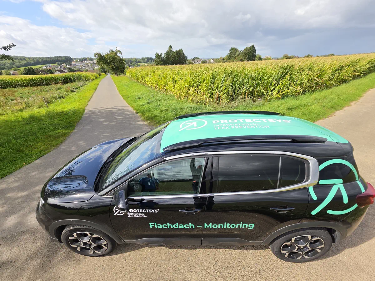 Fahrzeugbeschriftung mit Protectsys Logo für Flachdach-Monitoring. Professionelle Folierung und Branding für Werbetechnik im Außeneinsatz.