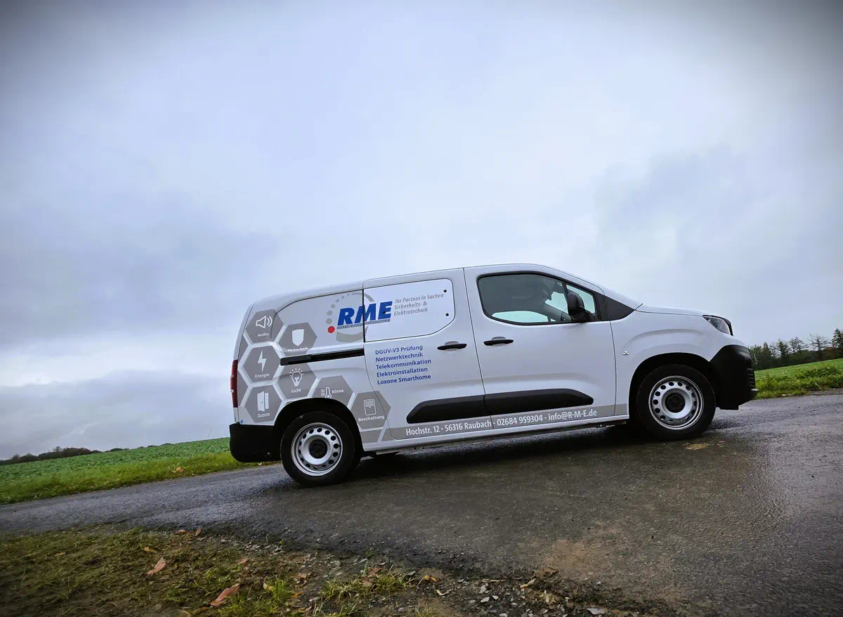 Professionelle Fahrzeugbeschriftung mit Digitaldruck: RME Firmenwagen mit auffälliger Folierung für Netzwerktechnik & Smarthome.