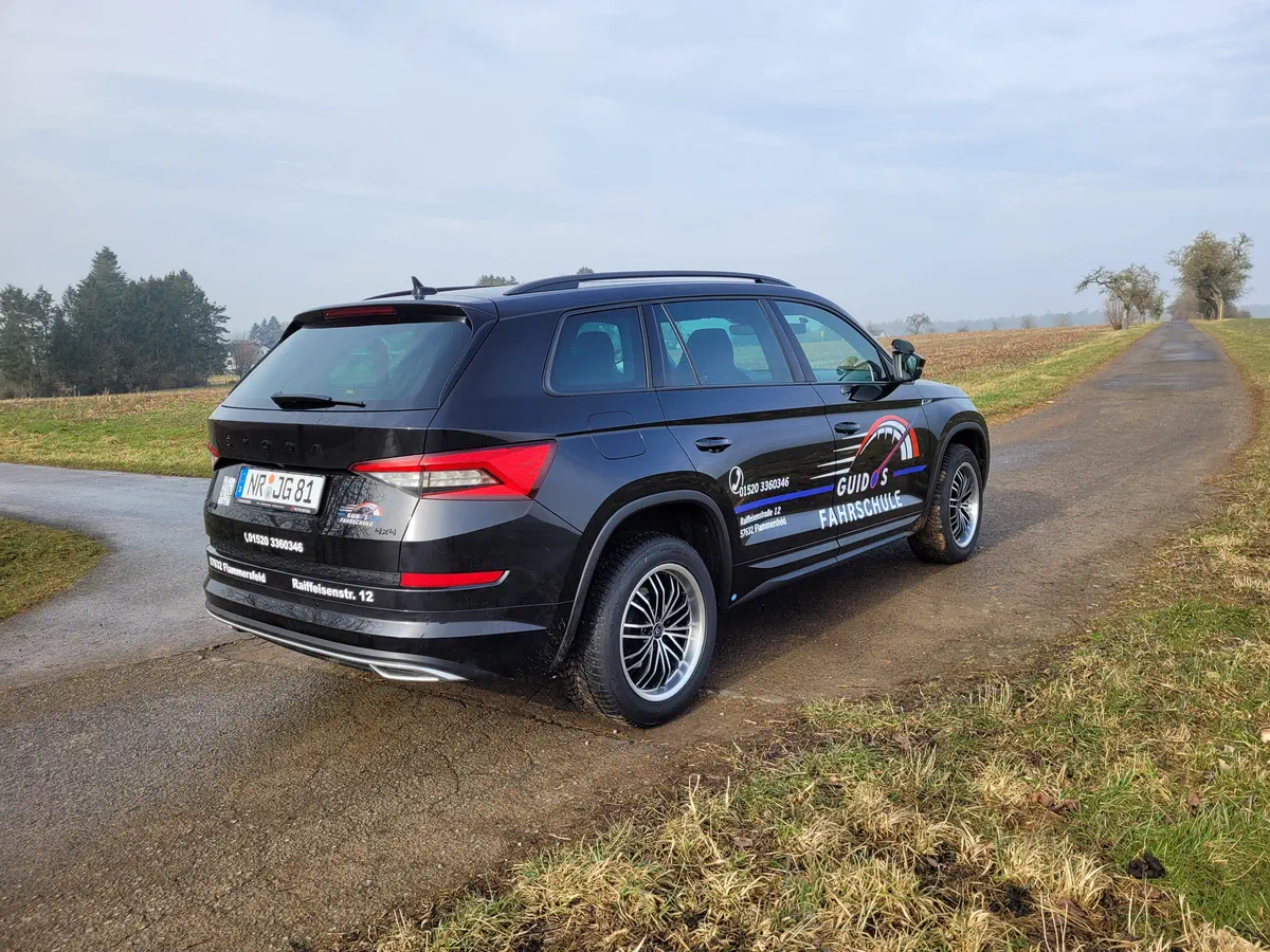 Schwarz folierter Skoda Kodiaq mit auffälliger Fahrschul-Beschriftung für professionelles Event-Branding und Werbetechnik.