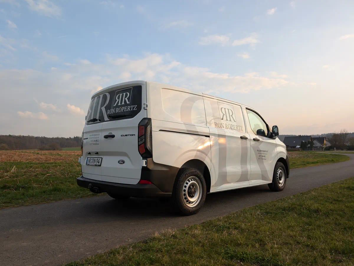 Ropertz Transit mit Fahrzeugbeschriftung: Professionelle Folierung für Firmenfahrzeuge und Event-Branding mit hochwertigen Werbefolien.