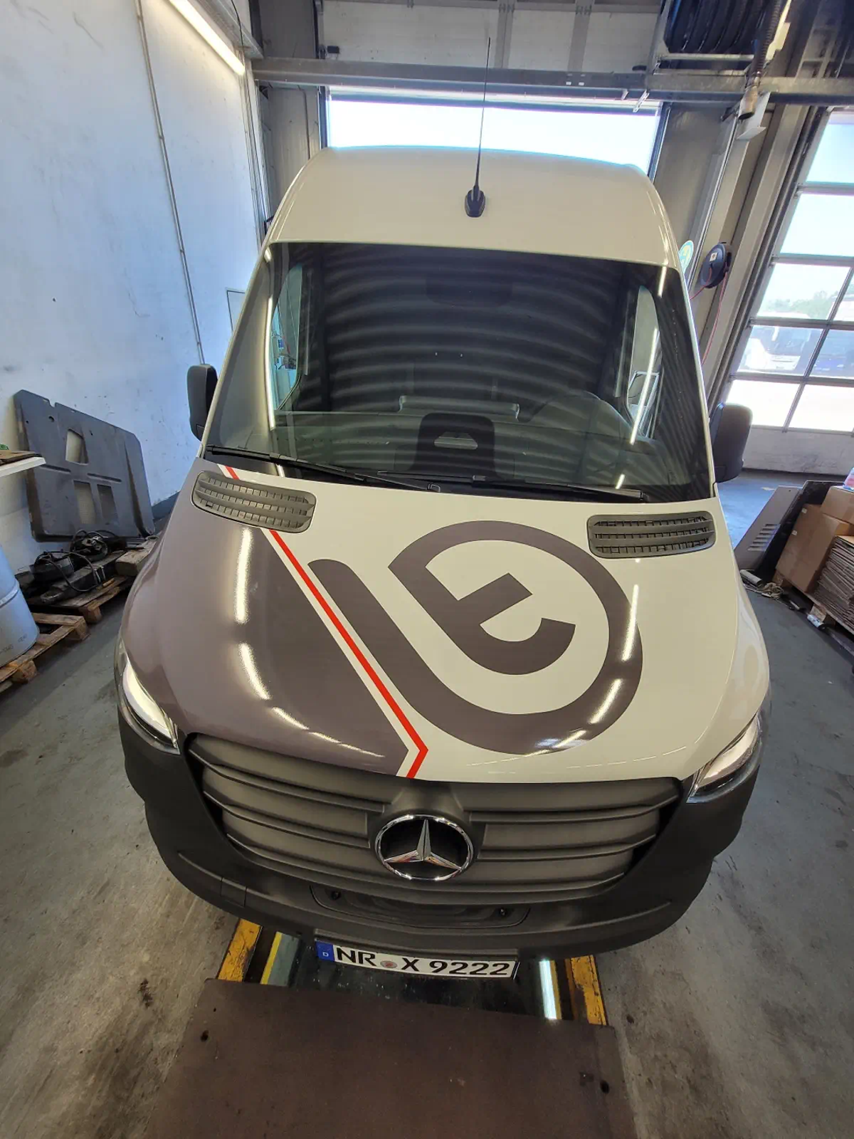 Dillschn Sprinter mit auffallender Folierung. Das Fahrzeugbranding sticht hervor. Professionelle Fahrzeugbeschriftung vom Experten.