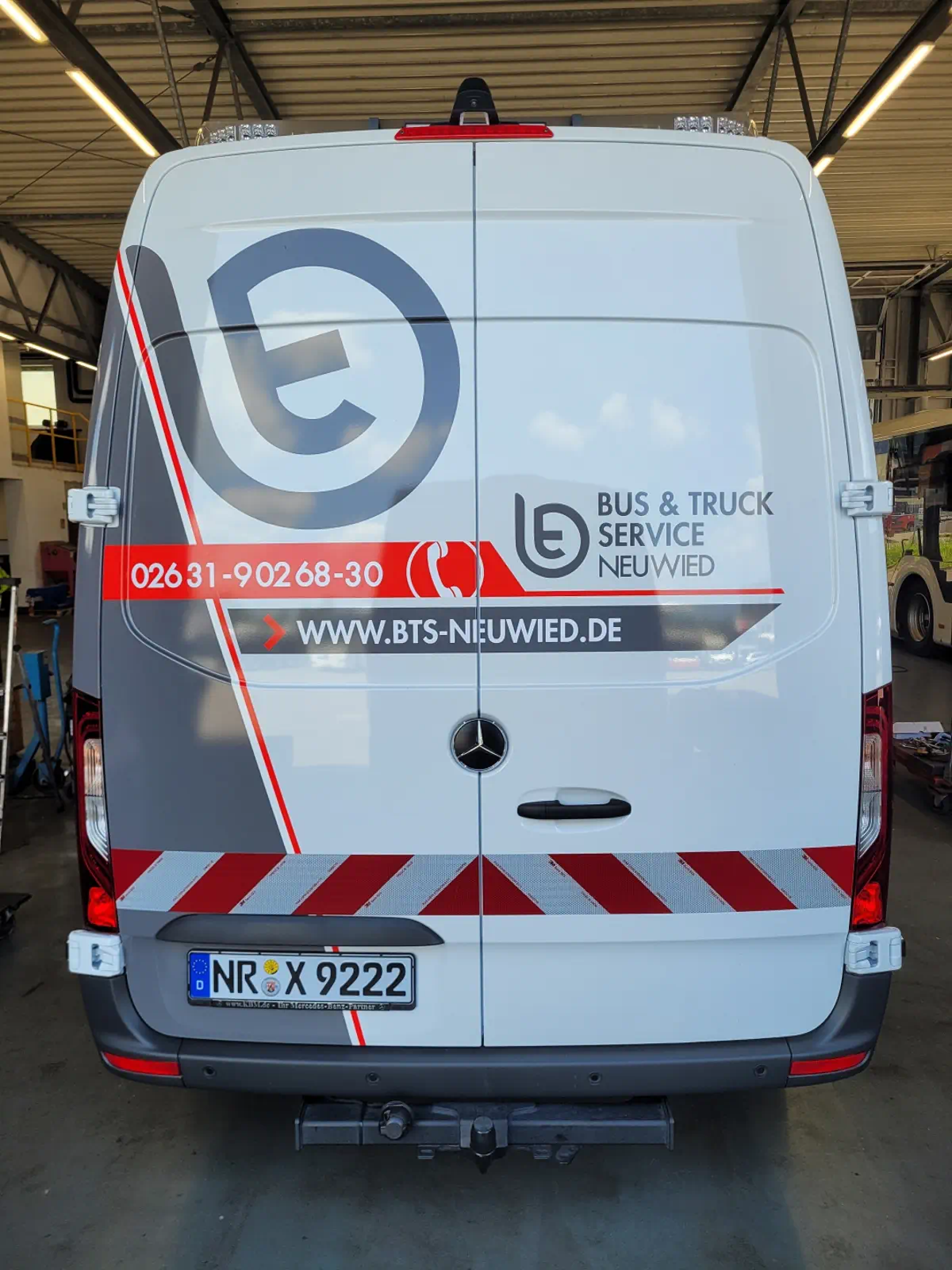 Dillschnitter Sprinter mit professioneller Fahrzeugbeschriftung für Bus & Truck Service Neuwied.