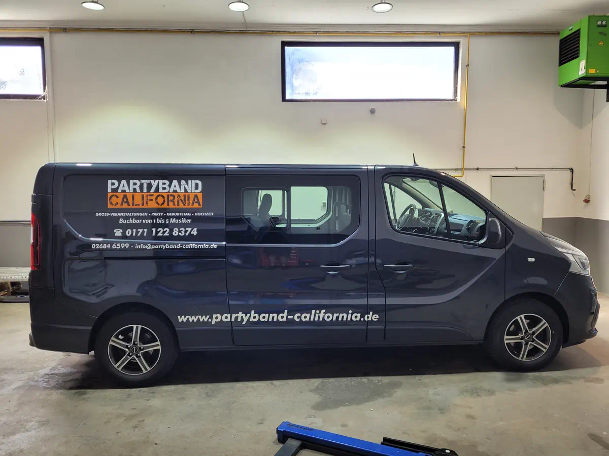 Renault Master mit auffälliger Fahrzeugbeschriftung für Partyband California. Professionelle Folierung für Event-Branding.