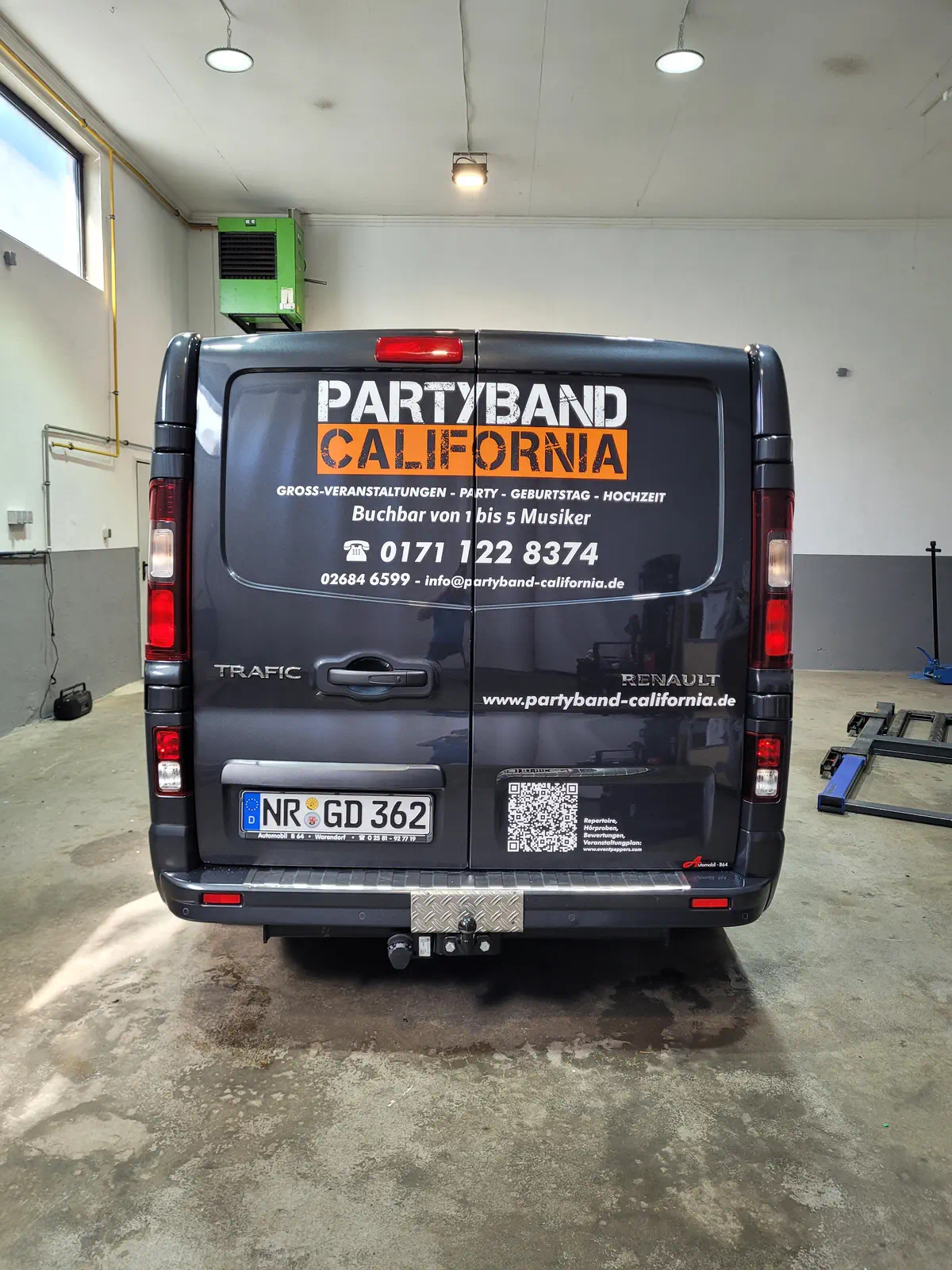 Renault Master mit auffälliger Partyband California Fahrzeugbeschriftung für Event-Branding und mobile Werbung. Professionelle Folierung.