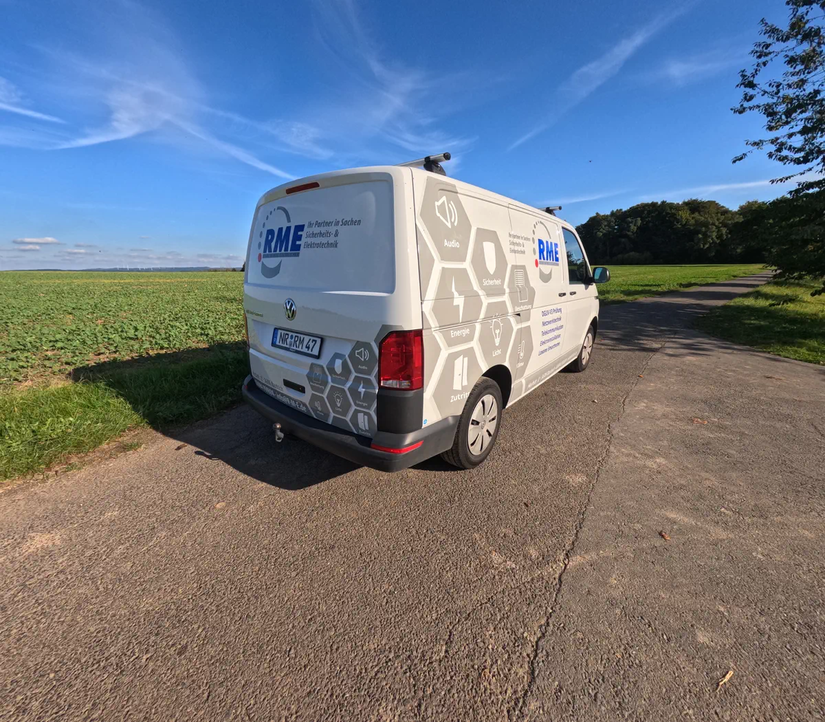 Fahrzeugbeschriftung mit Folierung: VW Transporter im Werbedesign von RME Sicherheitstechnik. Professionelle Fahrzeugfolierung in Sachsen.