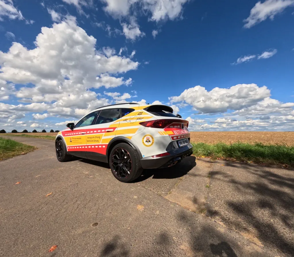 Professionelle Fahrzeugbeschriftung: Cupra mit auffälliger Folierung für Rettungsdienst. Hochwertige Werbetechnik im Einsatz! Wir folieren!