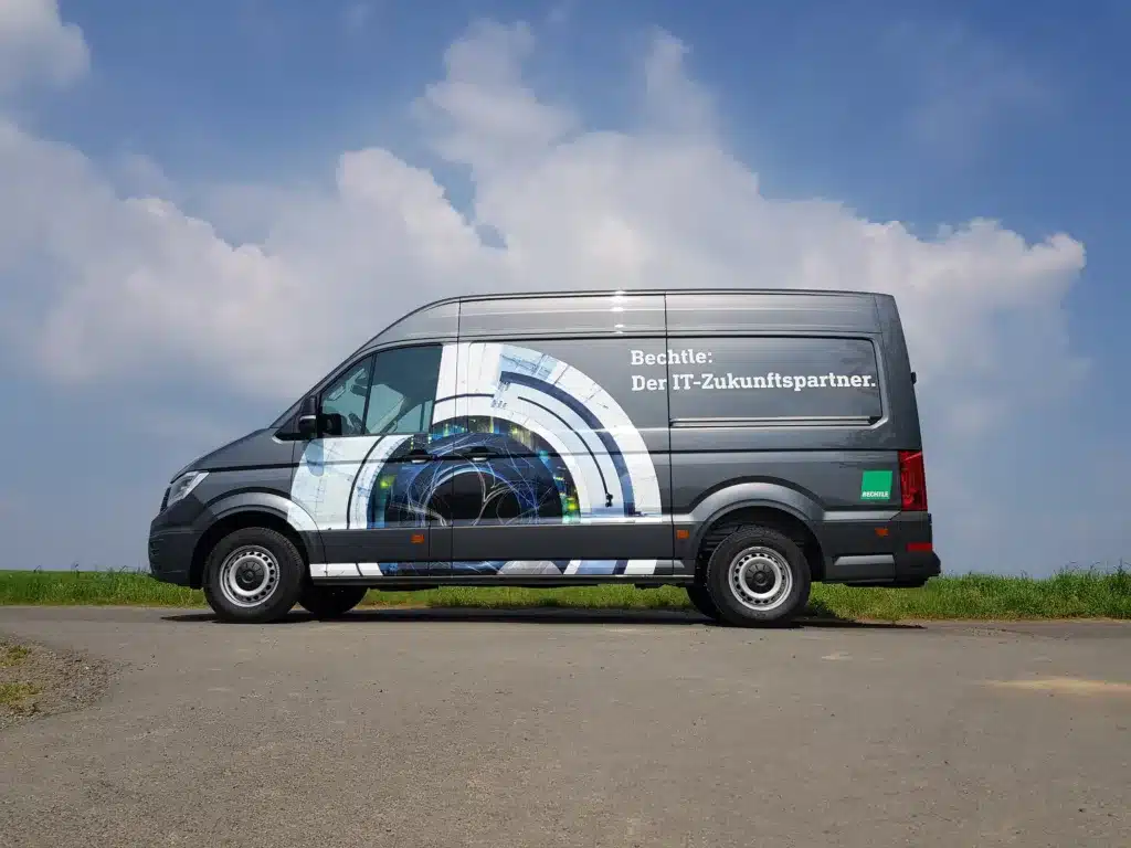VW Crafter mit auffälliger Flottenbeschriftung und abstraktem Design für Bechtle IT. Teilfolierung + Folienplot.