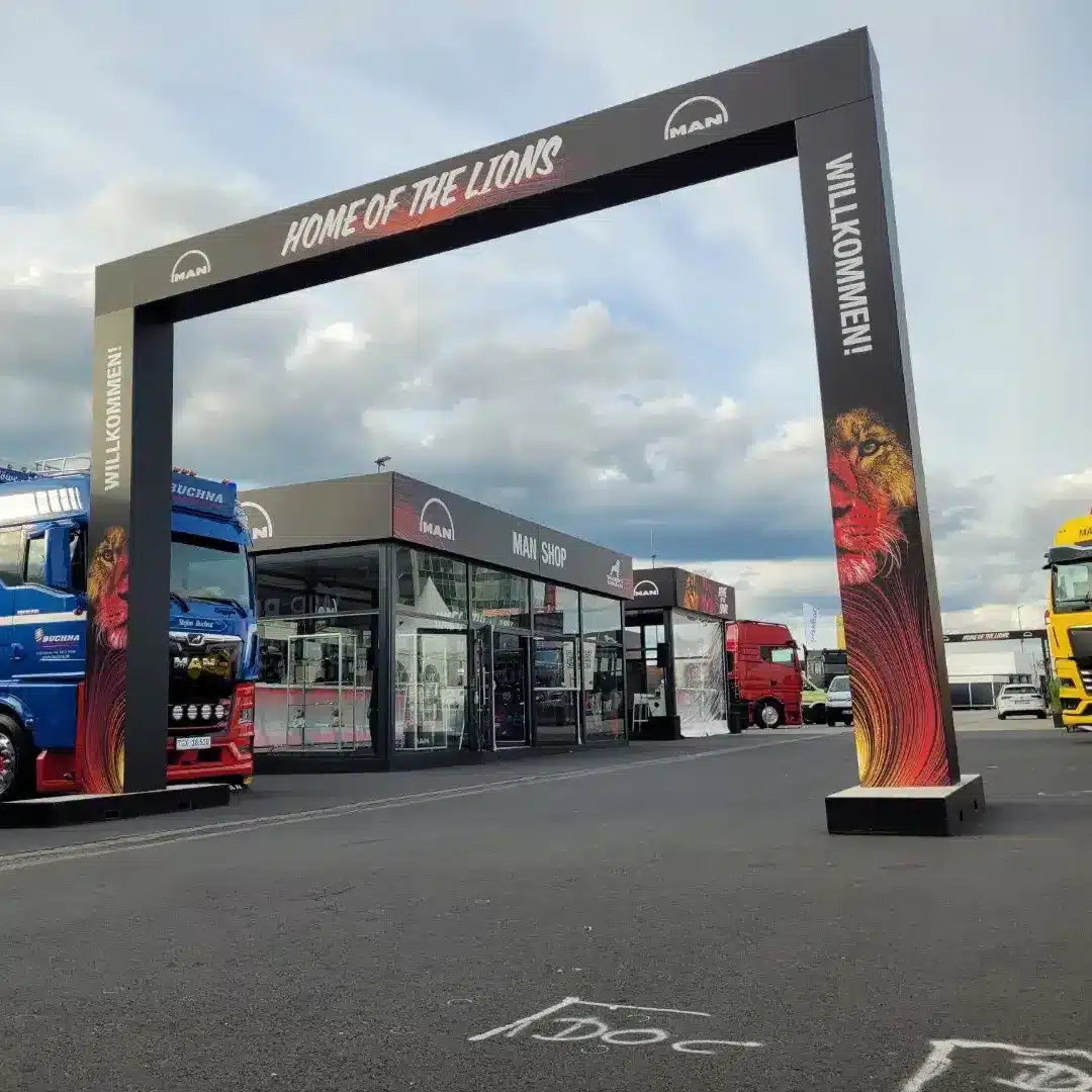 Ob Sport- und Firmen-Events, Messen oder temporäre Venues – wir verwandeln fliegende und modulare Bauten in markante Markenerlebnisse, die Ihre Gäste begeistern und Ihre Botschaft kraftvoll inszenieren.