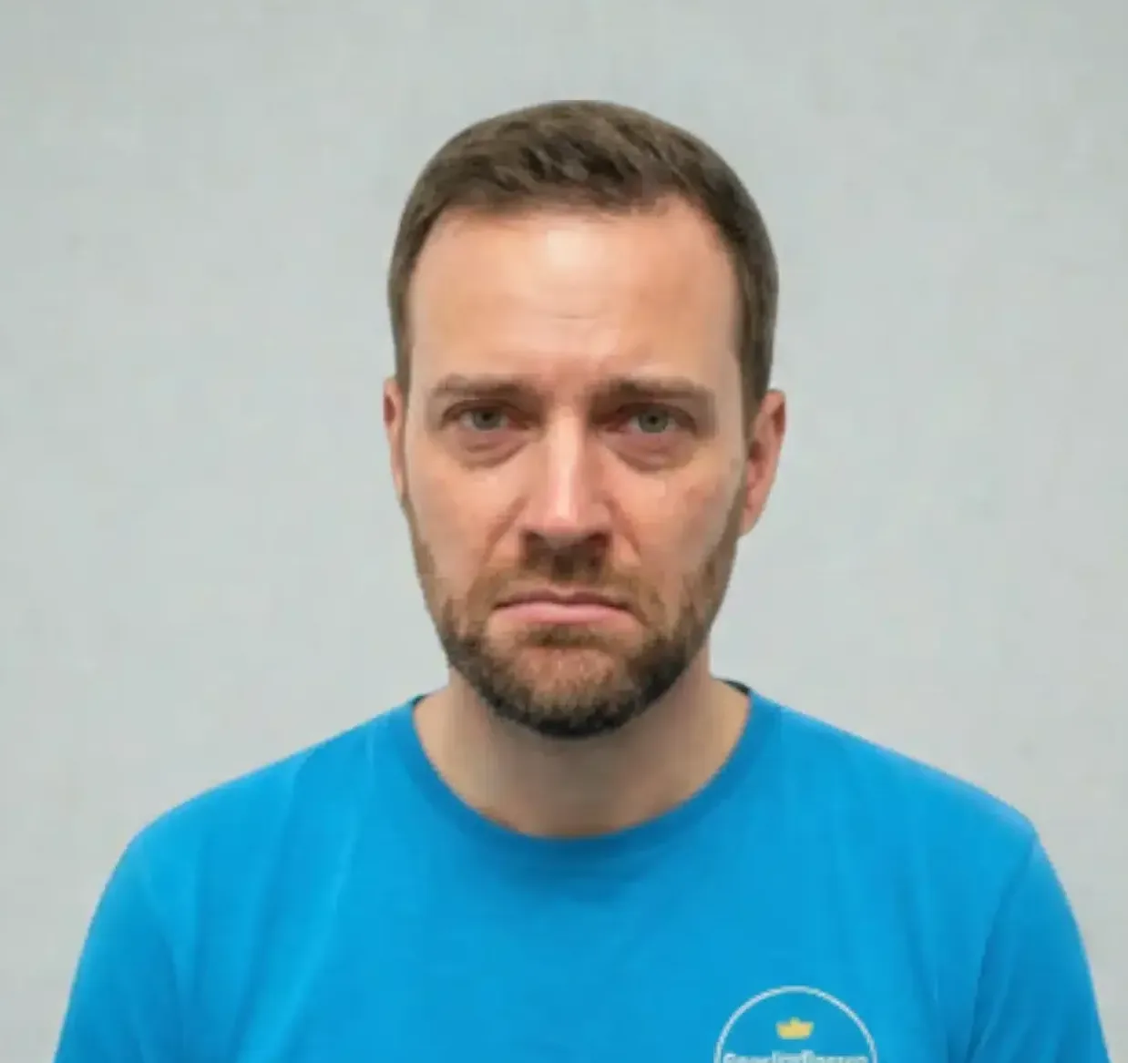 Mann mit traurigem Gesichtsausdruck und blauem T-Shirt. Event-Branding, Venue-Branding, professionelle Beschriftung,Digitaldruck.