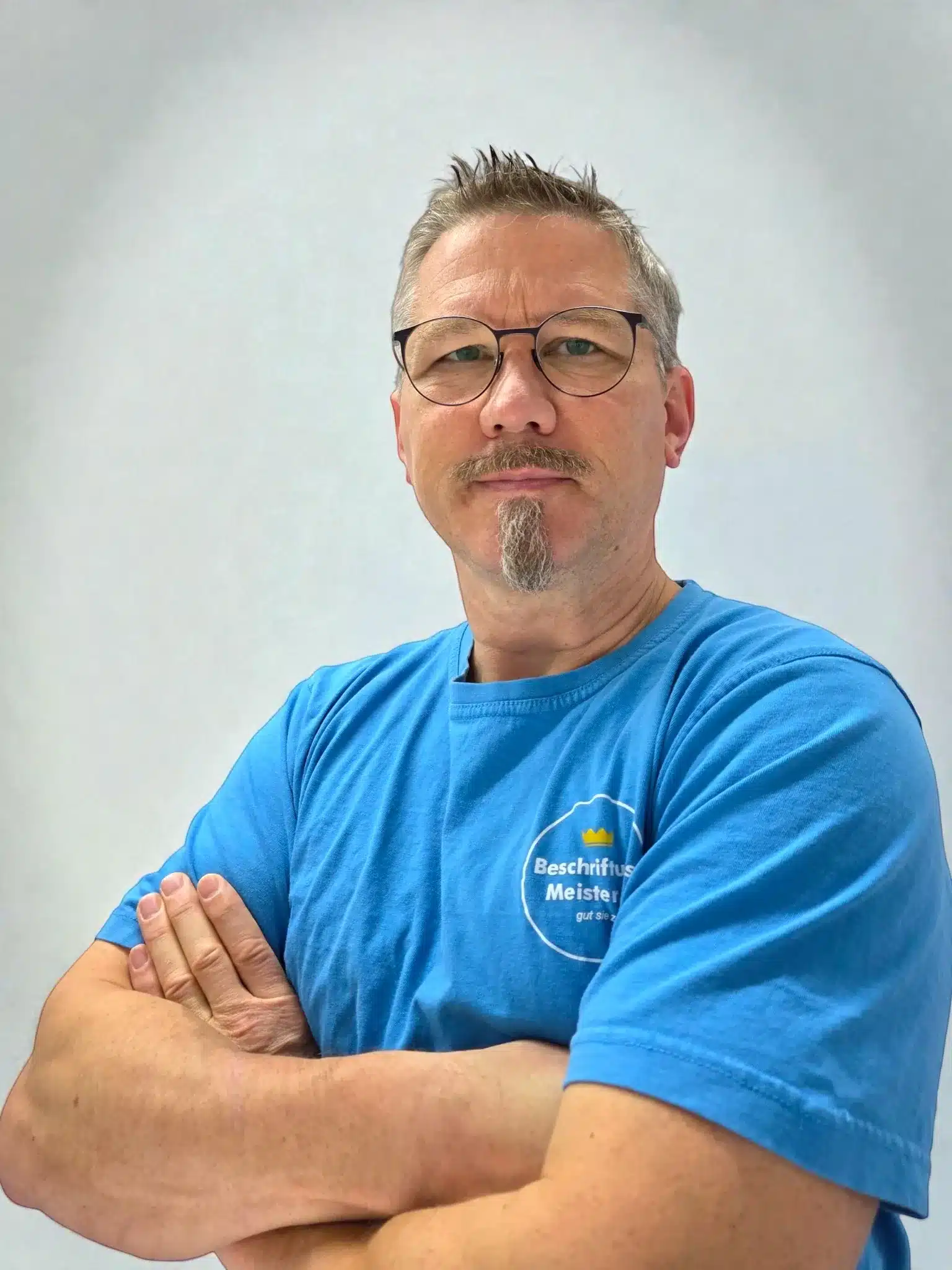 Manuel, Experte für Event-Branding und professionelle Beschriftung, präsentiert sein Fachwissen. Venue-Branding mit höchster Präzision.